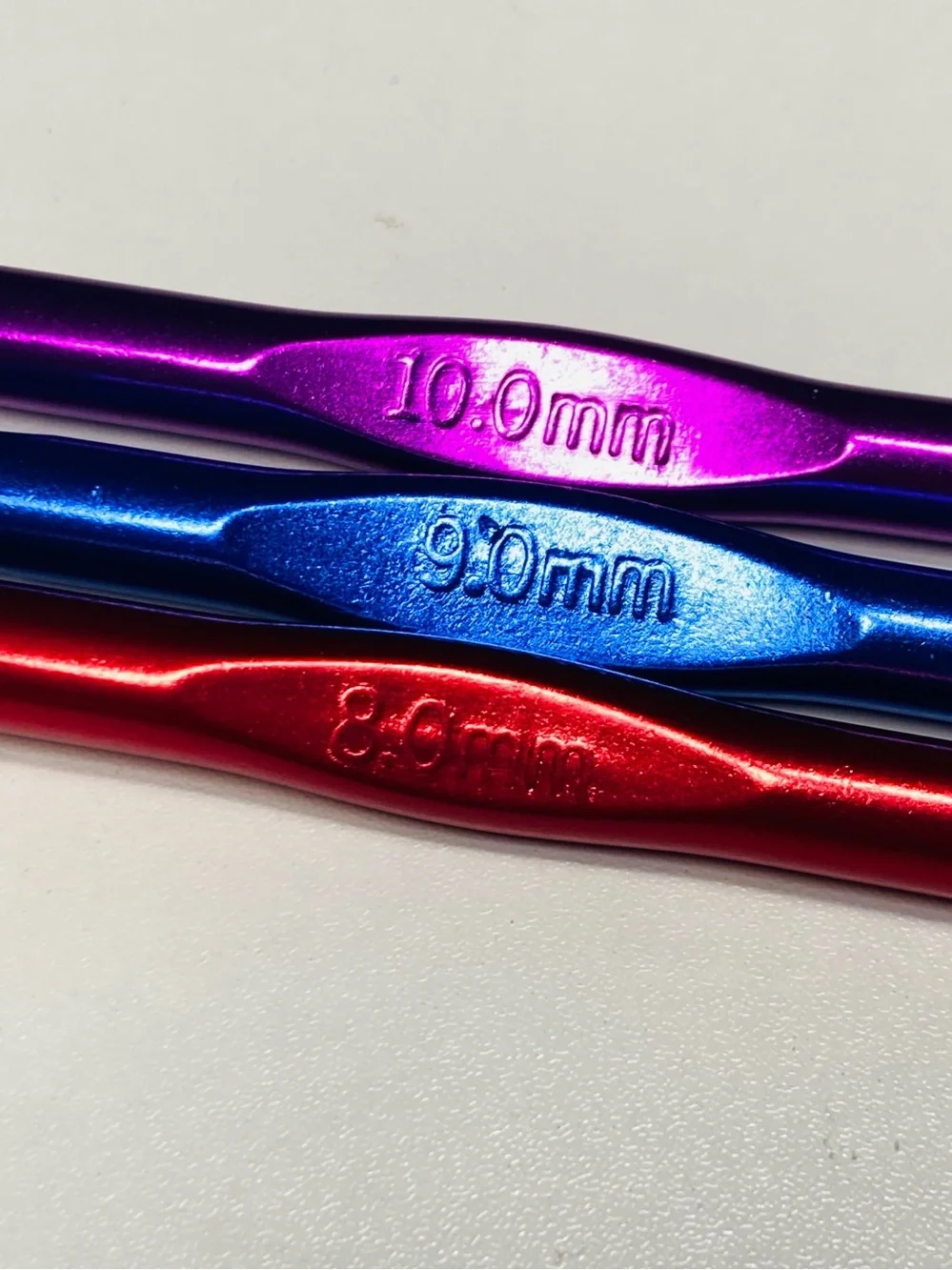 Set of 3 Metallic Crochet Hooks - Red 8.0mm, Blue 9.0mm, Purple 10.0mm‎